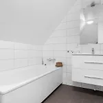 公寓 New! Huge Modern Apartment! Fit For Two Families! 卑爾根