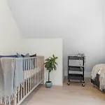 New! Huge Modern Apartment! Fit For Two Families! 公寓