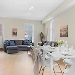 公寓 New! Huge Modern Apartment! Fit For Two Families!