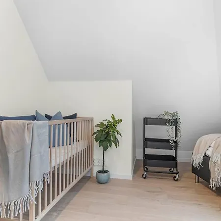 New! Huge Modern Apartment! Fit For Two Families! Leilighet