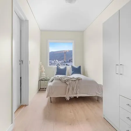 Leilighet New! Huge Modern Apartment! Fit For Two Families!