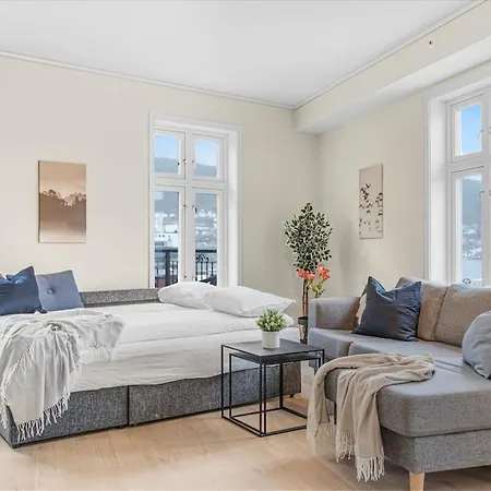 公寓 New! Huge Modern Apartment! Fit For Two Families! *