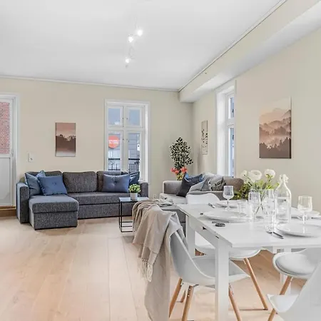 Leilighet New! Huge Modern Apartment! Fit For Two Families!